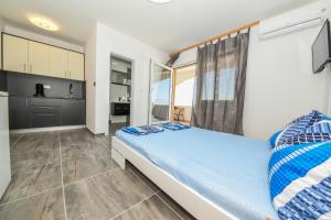Ένα ή περισσότερα κρεβάτια σε δωμάτιο στο Apartmani Por