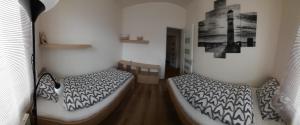 - une chambre avec 2 lits et une baignoire dans l'établissement Líšný 105 celý nový dům se zahradou u Jizery a cyklo-stezky New house by Jizera river and bicycle path, à Železný Brod