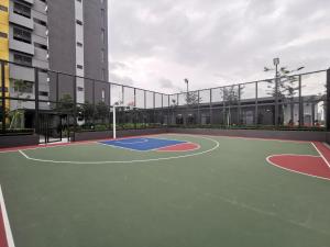 a basketball court in front of a building at Cozy Loft By Hauzcinta @Sunway Grid in Kampong Pendas