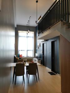 Posezení v ubytování Cozy Loft By Hauzcinta @Sunway Grid
