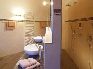 Koupelna v ubytování Hotel Goldene Rose + 37 fotografií