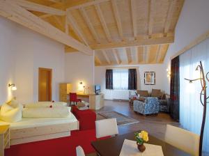 A bed or beds in a room at Hotel Goldene Rose