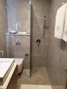 W łazience znajduje się prysznic, toaleta i umywalka. w obiekcie Terminal Inn Al Mansoura w mieście Doha