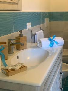 La salle de bains est pourvue d'un lavabo avec une étrave bleue. dans l'établissement Palazzo Bonaventura 1906, à Ischia