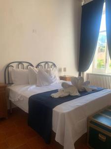 - 2 lits dans une chambre d'hôtel avec des serviettes dans l'établissement Palazzo Bonaventura 1906, à Ischia