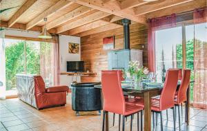 Plounéour-TrezにあるNice Home In Plounour-trez With Saunaのダイニングルーム(テーブル、椅子付)