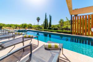 uma piscina com espreguiçadeiras ao lado de um resort em Ideal Property Mallorca - Sa Vinyeta em Selva