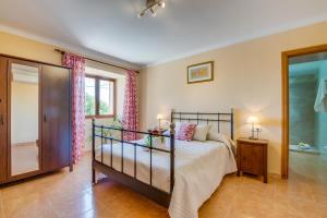 Postel nebo postele na pokoji v ubytování Ideal Property Mallorca - Can Bielo + 28 fotografií