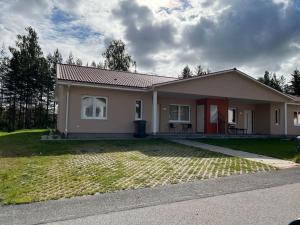 una pequeña casa con un gran patio en Beautiful terraced house with private parking, en Sandviken