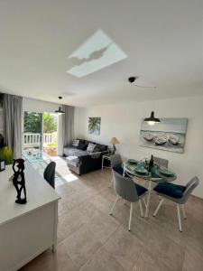 a kitchen and living room with a table and chairs at Queen Amanay - terrazza, confortevole, tranquillo, Wi-Fi, AC in Costa Calma