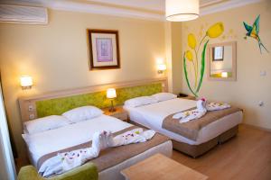Postel nebo postele na pokoji v ubytování Hotel Simsek + 37 fotografií