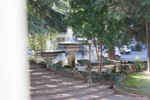 une fontaine dans un parc avec des escaliers et des arbres dans l'établissement B&B Morelli Home, à Cosenza