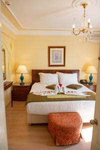 een slaapkamer met een bed met twee handdoeken erop bij Hotel Simsek in Edirne