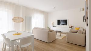 a white living room with a white table and chairs at Italyescapes Maia in Merano