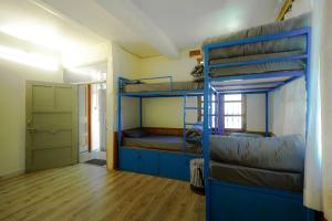 マナリにあるMars Monkey Hostel & Cafeの二段ベッド2台と廊下が備わる客室です。