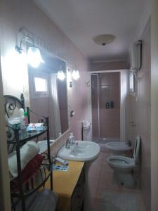 y baño con lavabo y aseo. en appartamento centro storico en Monfalcone