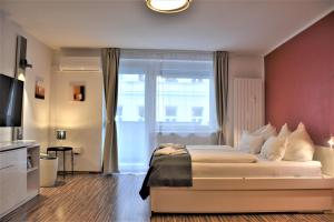 Studio-Apartment Augarten في فيينا: غرفة نوم بسرير ونافذة كبيرة