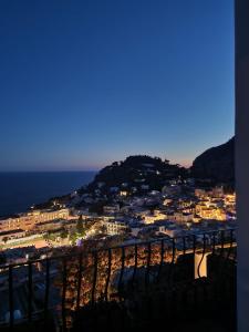 - une vue sur la ville la nuit dans l'établissement Sunshine, à Capri