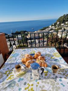 une table avec un plateau de beignets sur un balcon dans l'établissement Sunshine, à Capri