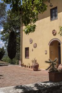 um edifício com um monte de placas no lado dele em Corte Di Valle em Greve in Chianti