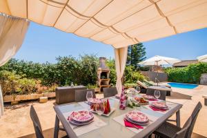 - une table à manger sous un parasol sur la terrasse dans l'établissement Ideal Property Mallorca - Els Moyans, à Muro