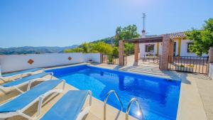 The swimming pool at or close to El Romo Colmenar by Ruralidays