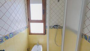 A bathroom at El Romo Colmenar by Ruralidays