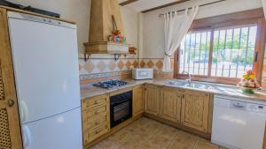 A kitchen or kitchenette at El Romo Colmenar by Ruralidays