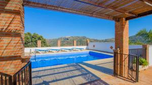 una casa con piscina y vistas a las montañas en El Romo Colmenar by Ruralidays, en Colmenar