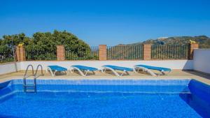 The swimming pool at or close to El Romo Colmenar by Ruralidays