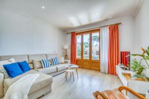 ein Wohnzimmer mit einem Sofa und einem Tisch in der Unterkunft Ideal Property Mallorca - Pins 441 in Playa de Muro