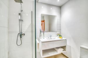 uma casa de banho com um chuveiro, um lavatório e um espelho. em Ideal Property Mallorca - Pins 441 em Playa de Muro