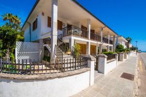 ein Gebäude mit Treppen und Balkonen auf einer Straße in der Unterkunft Ideal Property Mallorca - Pins 441 in Playa de Muro