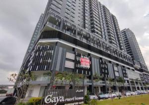 ein hohes Gebäude mit davor geparkt in der Unterkunft 2R2B Cozy Homestay,1-7 Pax - GA2 in Shah Alam