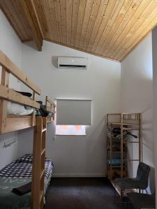 um quarto com 2 beliches e uma janela em Horta do Vale - Nature House em Odeceixe