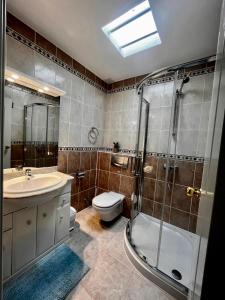 a bathroom with a toilet and a sink and a shower at Queen Amanay - terrazza, confortevole, tranquillo, Wi-Fi, AC in Costa Calma +16 photos