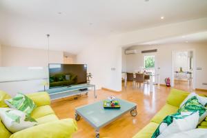 Televízia a/alebo spoločenská miestnosť v ubytovaní Ideal Property Mallorca - Romani Can Picafort