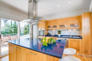 Kuchyňa alebo kuchynka v ubytovaní Ideal Property Mallorca - Romani Can Picafort