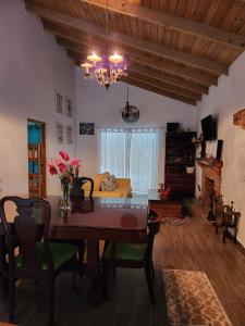 un soggiorno con tavolo e divano di Chalet los Pinos Constanza a Arroyo Frío