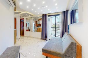 Una sala de estar con un sofá y una ventana grande. en Seven Boutique 14, en Cancún