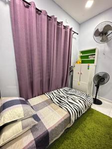 Ένα ή περισσότερα κρεβάτια σε δωμάτιο στο Kael’s Homestay Balok +29 φωτογραφίες