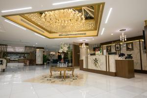 a lobby with a table and a chandelier at Royal Boutique Hotel in Khamis Mushayt