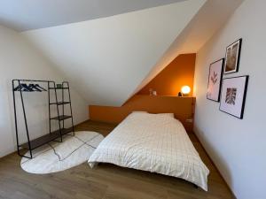 een slaapkamer met een bed op zolder bij Vakantieappartement Logies Terhagen in Zoutleeuw