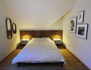 una camera da letto con un grande letto con due comodini di Vakantieappartement Logies Terhagen a Zoutleeuw