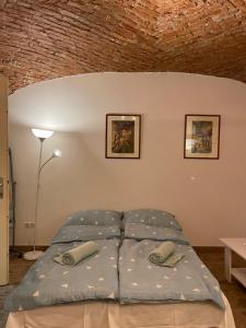 een slaapkamer met een bed met 2 kussens erop bij Apartment San Marco in Zagreb