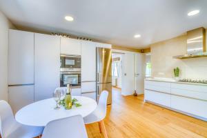 Kuchyň nebo kuchyňský kout v ubytování Ideal Property Mallorca - Villa Encantada