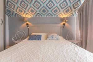 Una cama con dos almohadas encima en un dormitorio. en Casa Nostalgia, en Poiana Brasov 12 fotos más