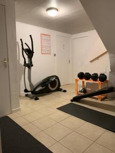 Centrum fitness w obiekcie La cave du Pi'Style