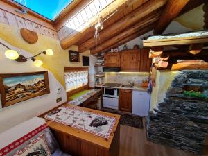 una vista sul soffitto di una cucina in una casa di Chalet L'Ange Des Neiges - Relax & SPA a Valtournenche