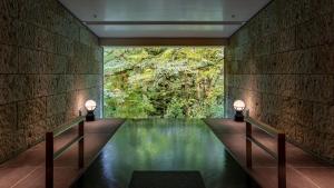 un couloir avec deux lumières sur le côté du bâtiment dans l'établissement Fufu Nikko, à Nikkō